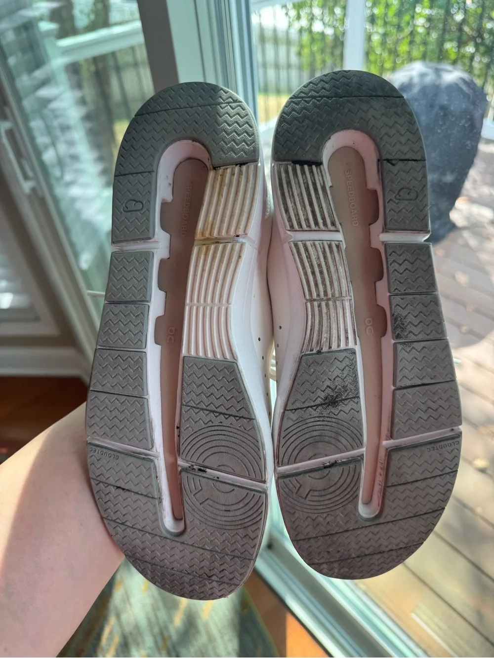 On The Roger Women’s Sneakers – White – Size 9.5